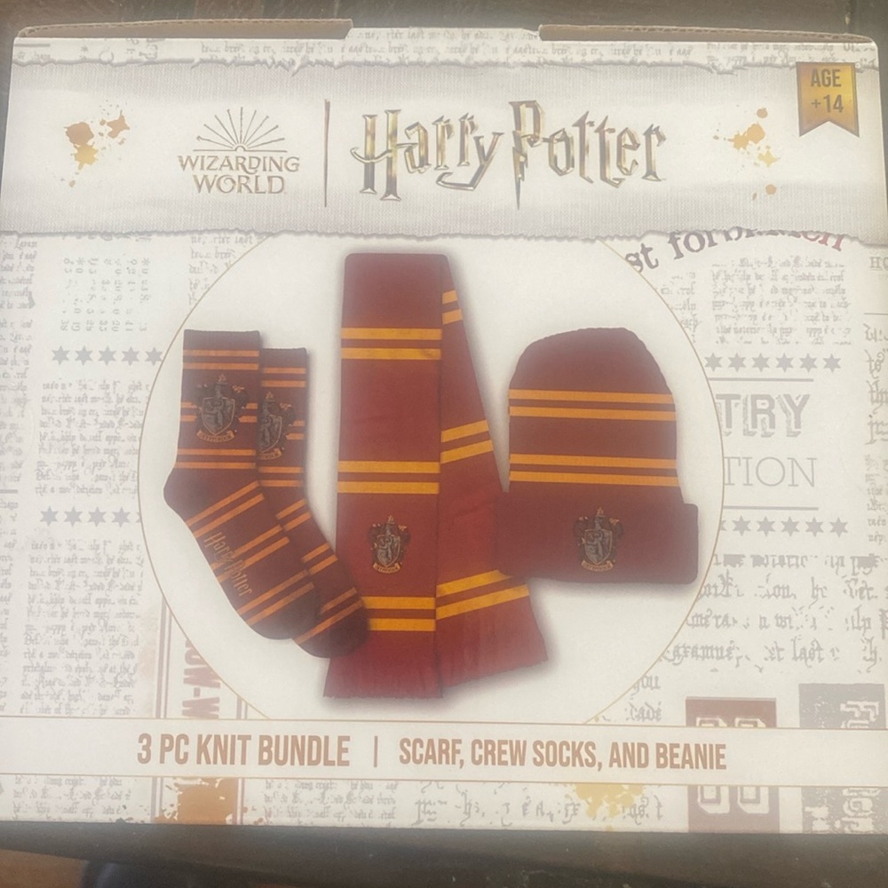 Harry Potter - 3 piece knit bundle. Scarf, socks & beanie.  In unopened box.